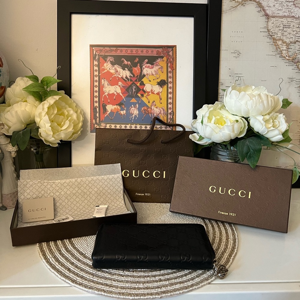 Gucci black leather wallet like new